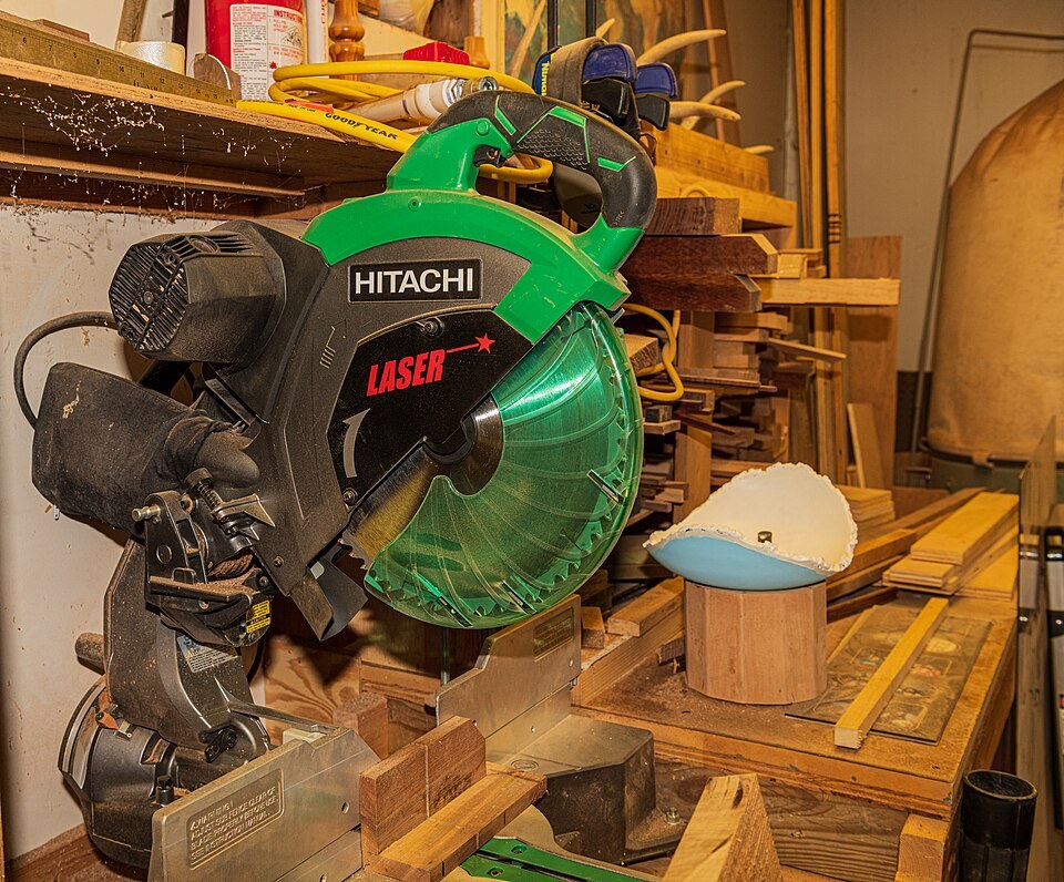 Hitachi sliding compound miter saw