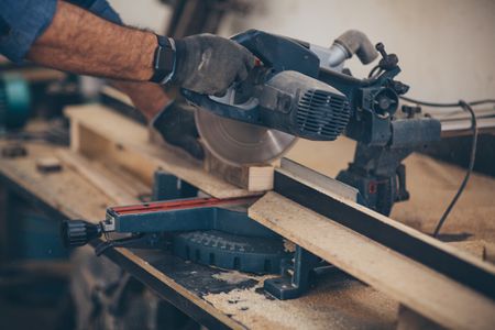 woodworker using router table